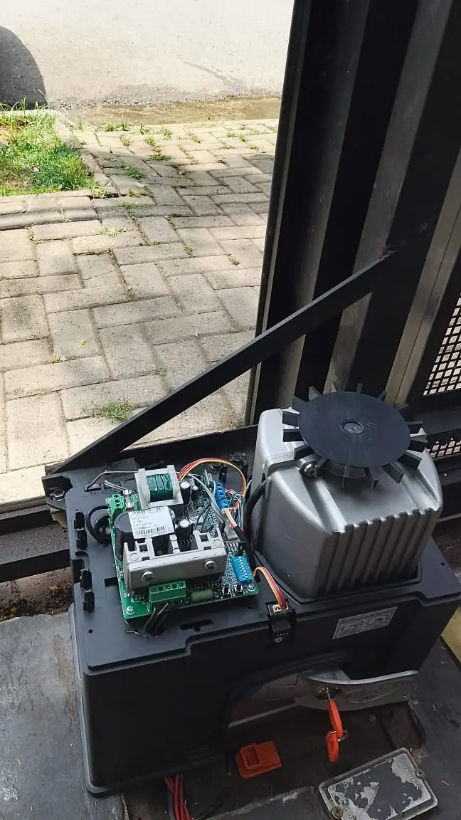Automatizador de portão deslizante aberto para revisão da placa eletrônica