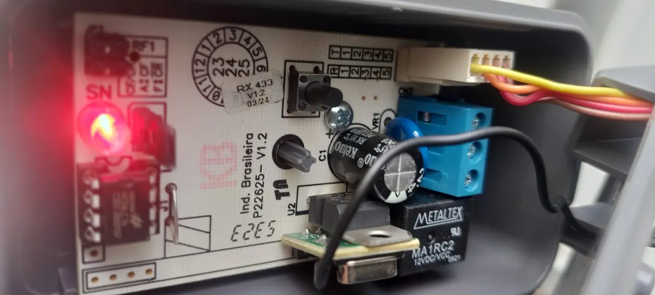 Central receptora de controle remoto para portão automático em manutenção
