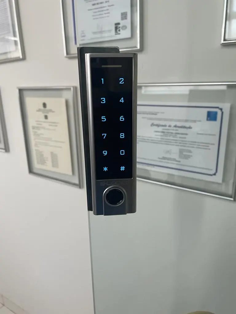 Fechadura digital com biometria e senha instalada em porta de vidro