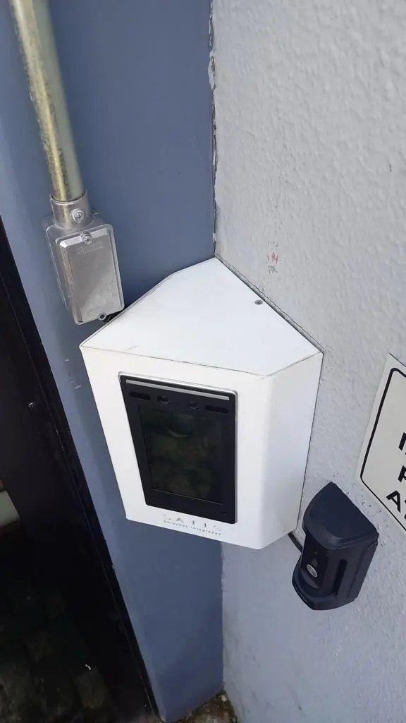 Leitor facial instalado em portaria para controle de acesso de pedestres