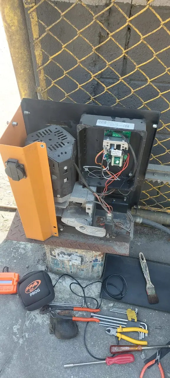 Manutenção de motor de portão automático com ferramentas técnicas