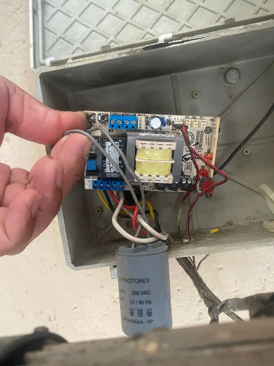 Manutenção de placa central de portão automático com capacitor e cabeamento