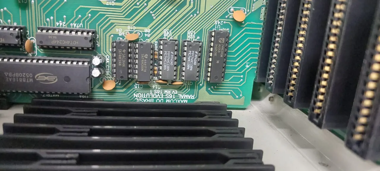 Close de placa de interfone em manutenção para controle de acesso condominial