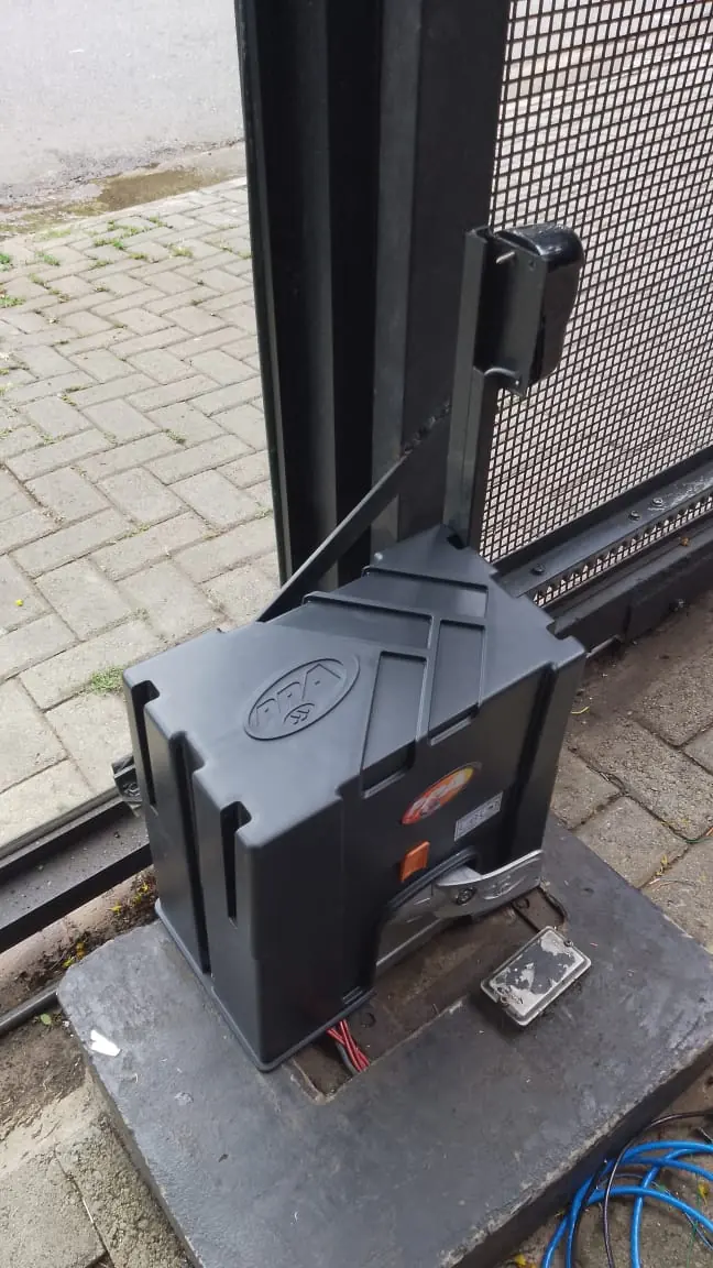 Motor de portão deslizante instalado em condomínio