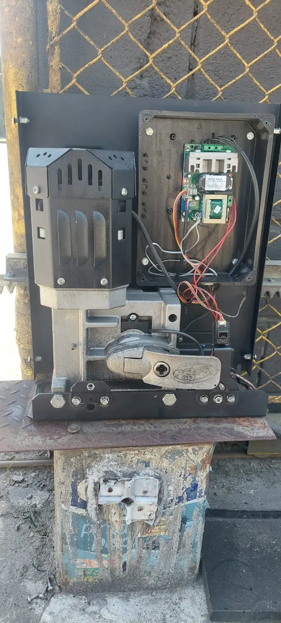 Motor de portão PPA aberto durante manutenção preventiva e corretiva