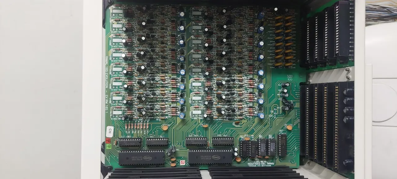 Placa de interfone e controle de acesso em condomínio para manutenção eletrônica