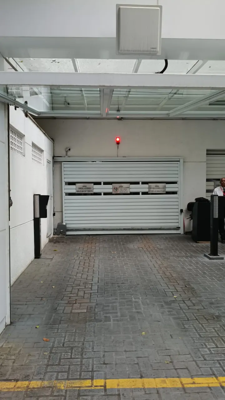 Portão automático de garagem em condomínio com acesso de alto fluxo
